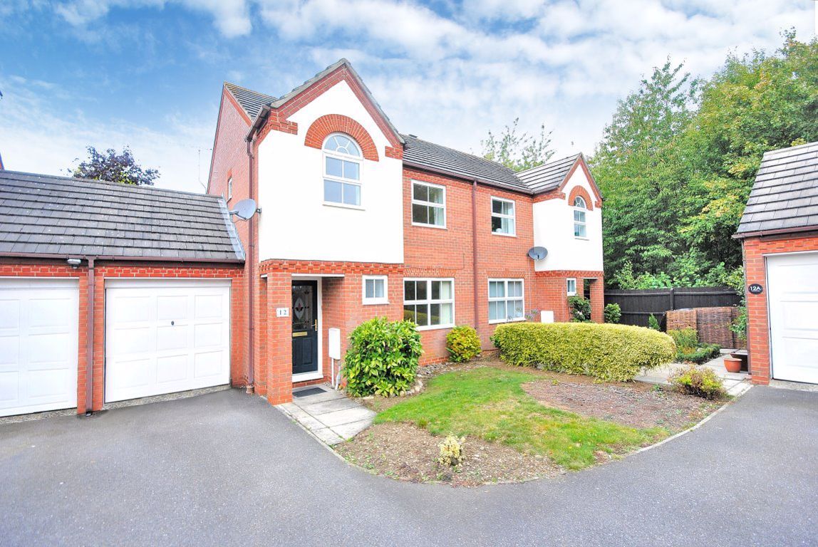 3 bed semidetached house to rent in Snowdrop Close, Stortford