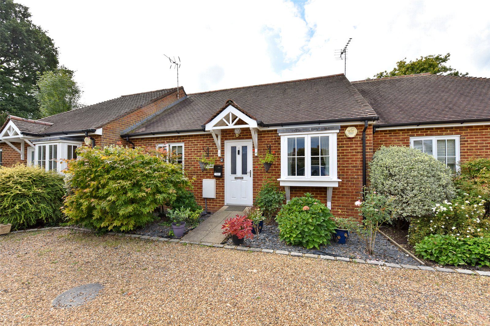 2 bed bungalow to rent in Holmes Place, Kingston Avenue, East Horsley