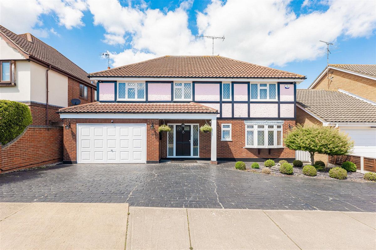 5 bed detached house for sale in The Chase, Thundersley Benfleet SS7