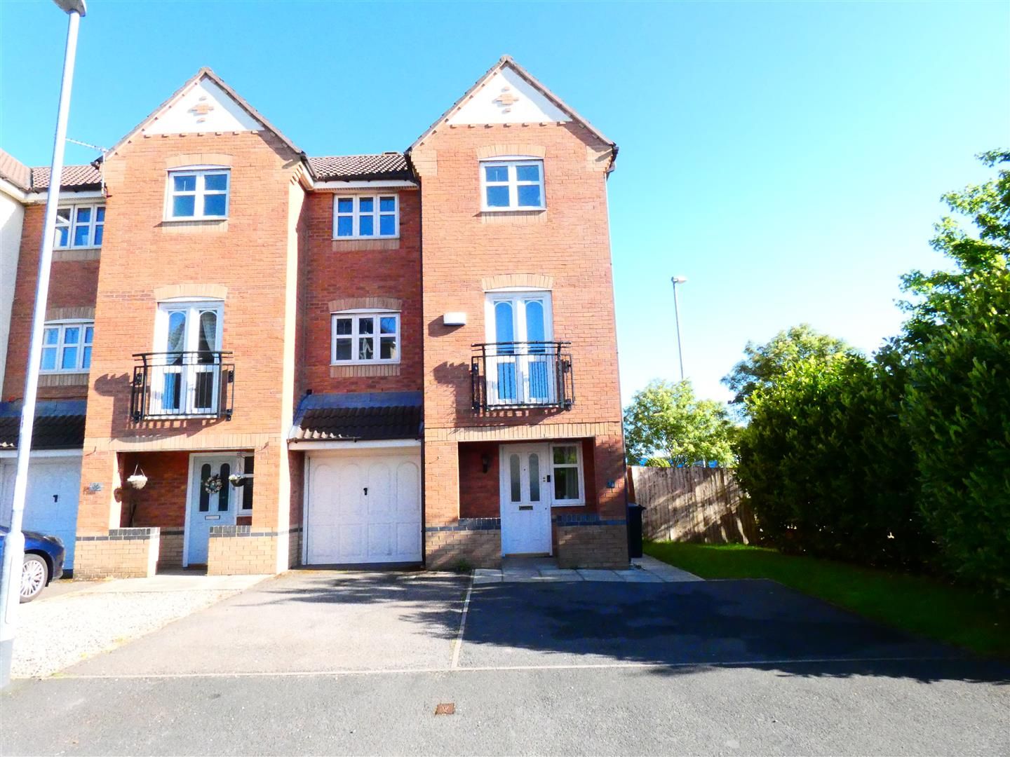 3 bed semidetached house to rent in Hampton Court Way, Lunts Heath