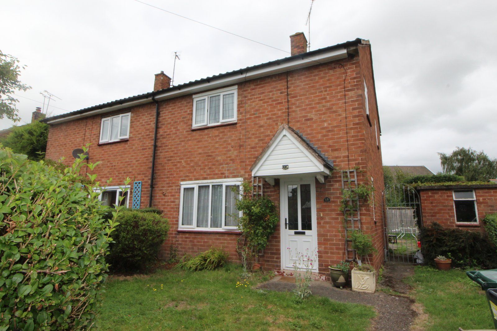 3 bed semidetached house for sale in Hawthorn Road, Christleton