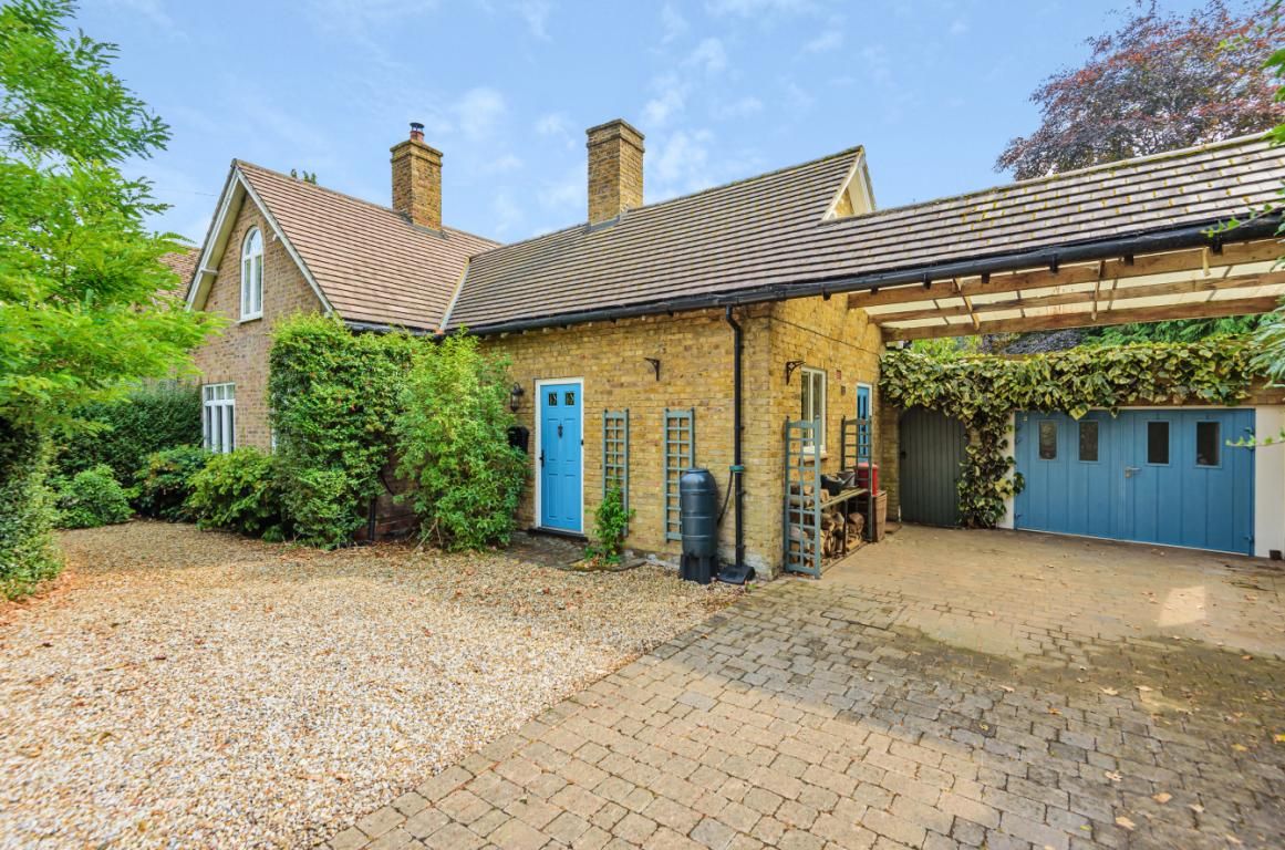 3 bed end terrace house for sale in Upper Chobham Road, Camberley GU15