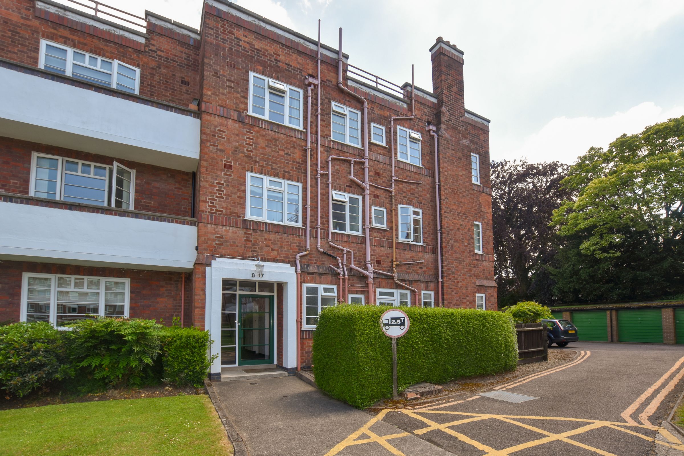 Knighton Court, Clarendon Park, Leicester LE2  