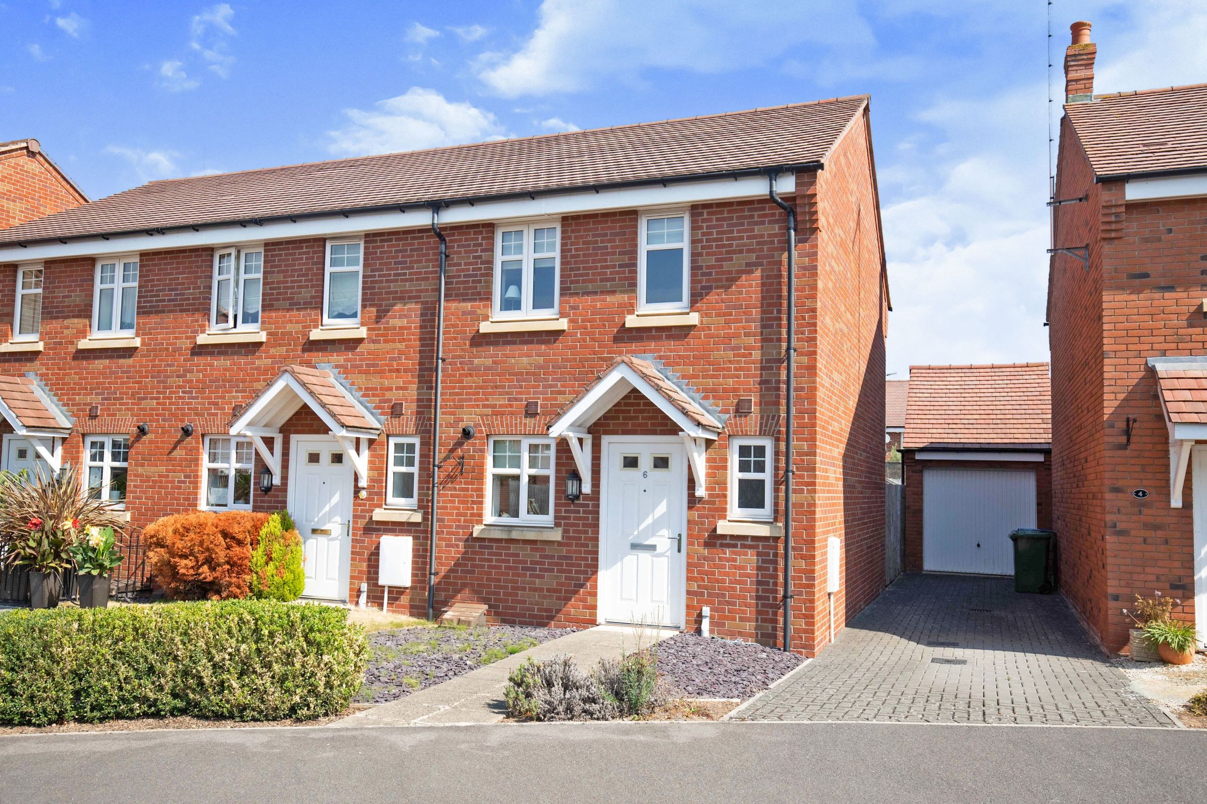 2 bed end terrace house for sale in Marigold Road, Stratford-Upon-Avon 