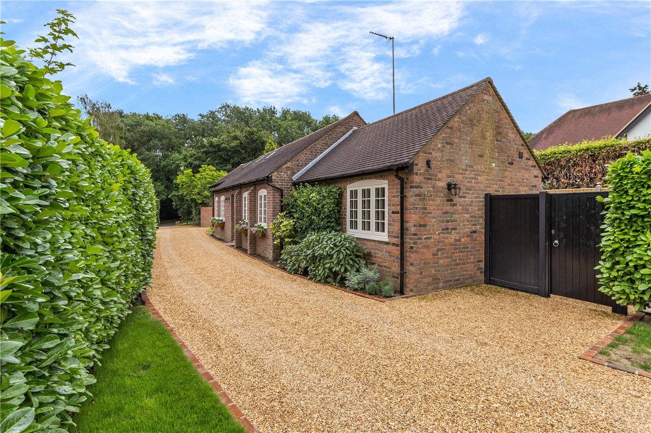 2 bed bungalow to rent in West Common, Harpenden, Hertfordshire AL5