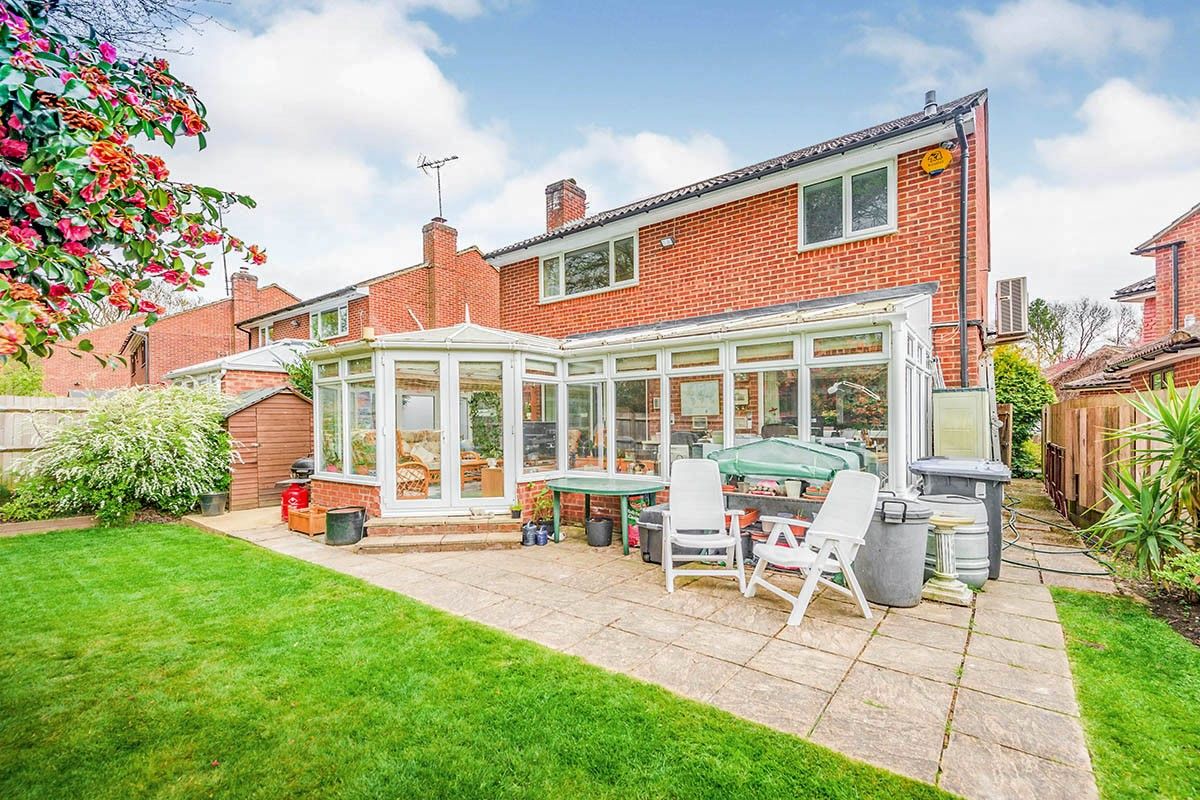 3 bed linkdetached house for sale in Lashmere, Copthorne, Crawley RH10