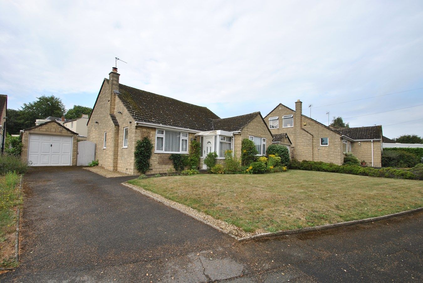 3 bed detached bungalow for sale in Smythe Road, Swindon Village