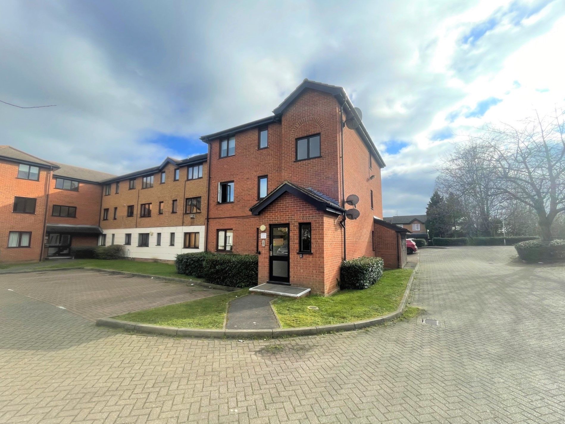 2 bed flat to rent in Parrots Field, Hoddesdon EN11 Zoopla