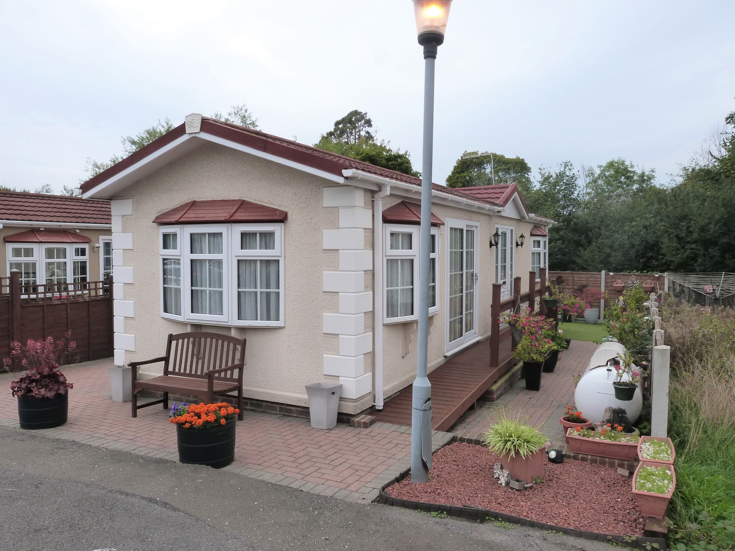 2 bed mobile/park home for sale in Woodbine Close, Waltham Abbey EN9