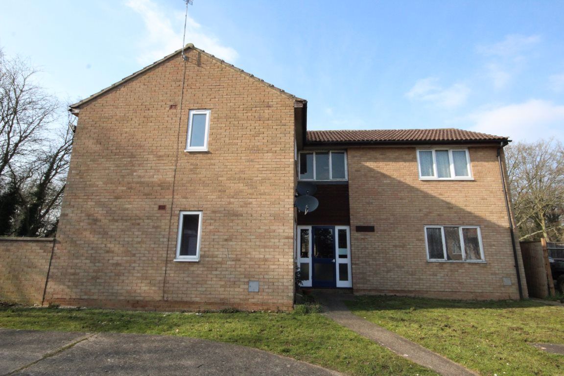Studio to rent in Manorfield Close, Little Billing, Northampton NN3