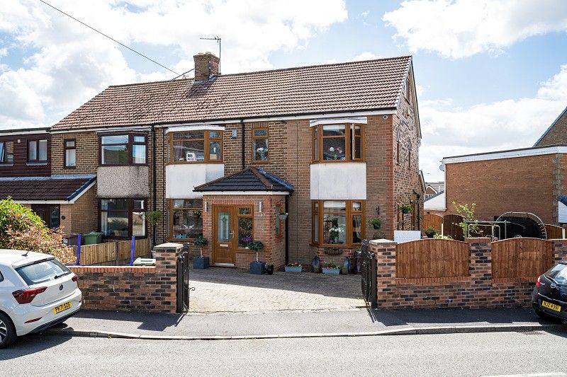 5 bed semidetached house for sale in Hillside Close, Billinge, Wigan