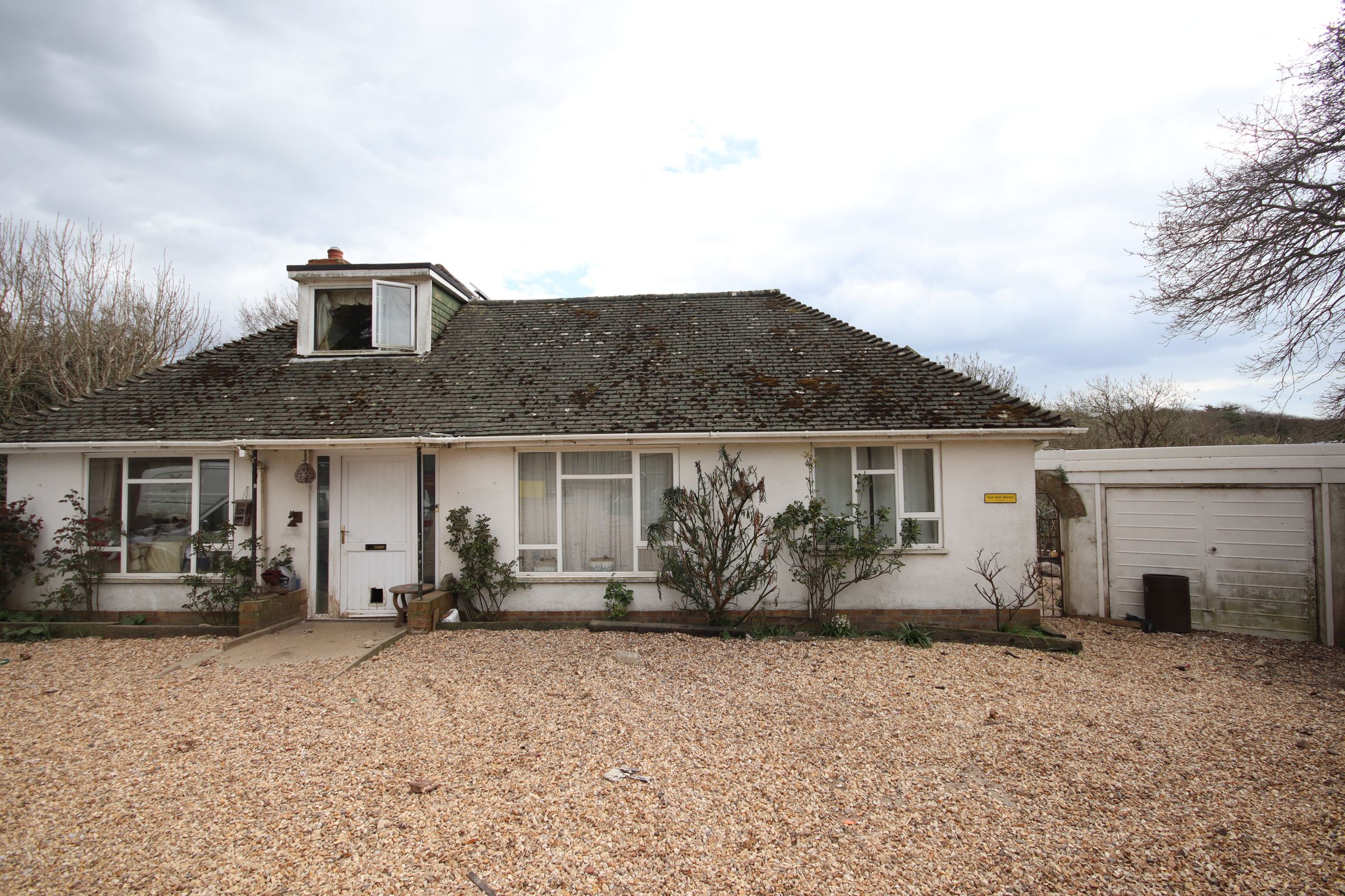 5 bed detached bungalow for sale in Shorefield Road, Downton Lymington