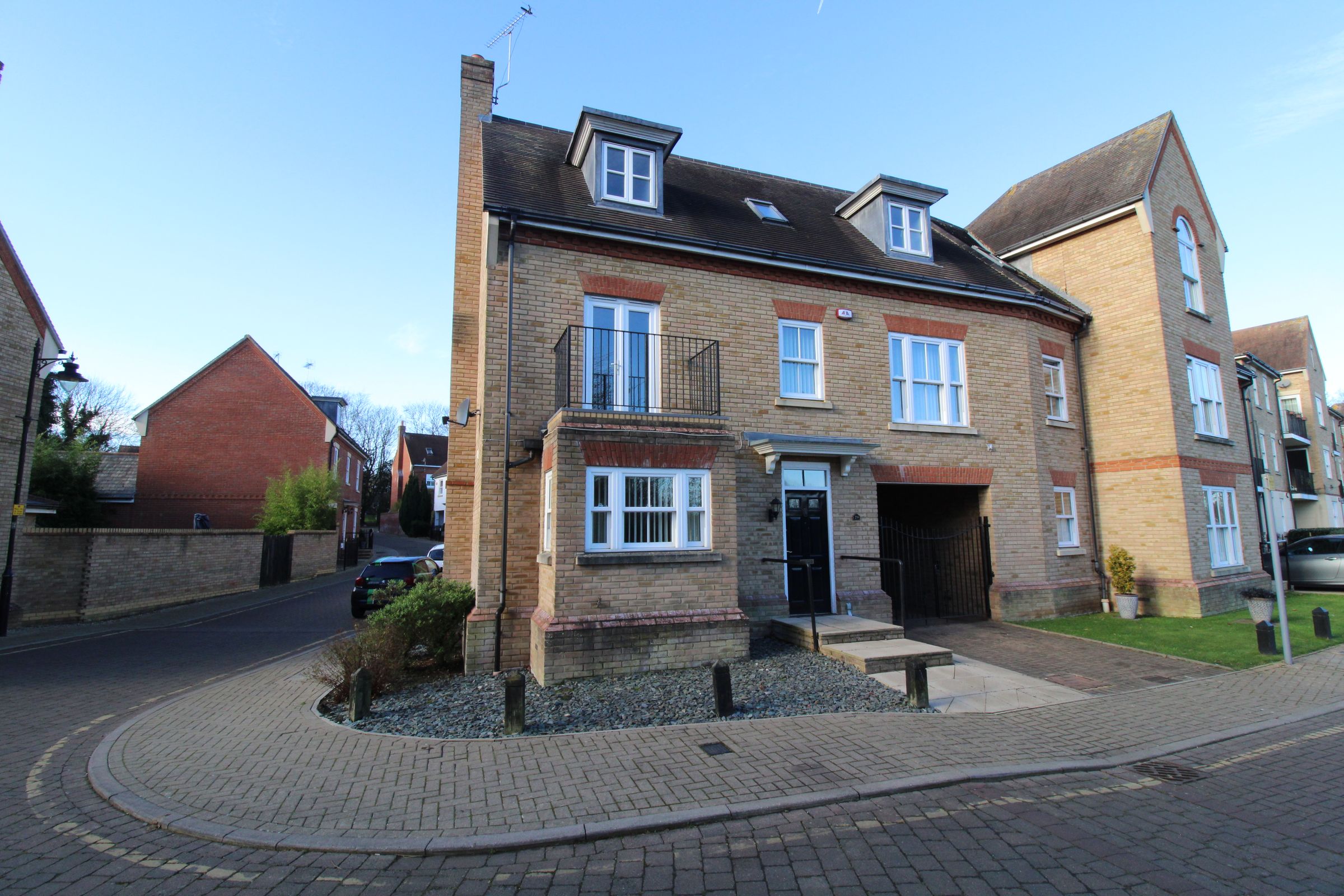 3 bed linkdetached house to rent in Sawyers Grove, Brentwood CM15 Zoopla