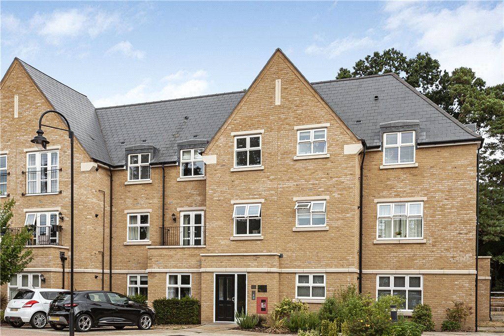 2 bed flat for sale in Queenswood Crescent, Englefield Green, Egham