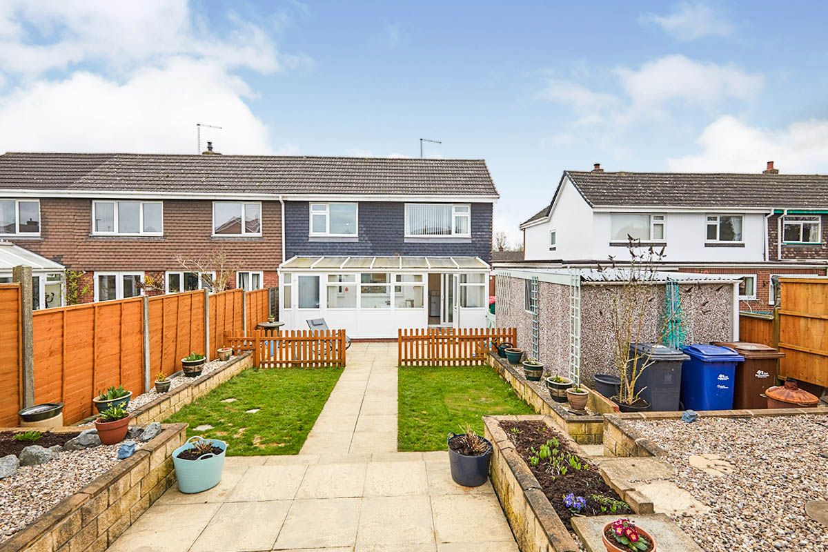 3 bed semidetached house for sale in Jordan Avenue, Stretton, Burton