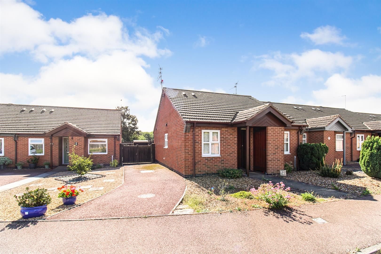 2 bed bungalow for sale in Driffield Grove, Corby NN17 Zoopla