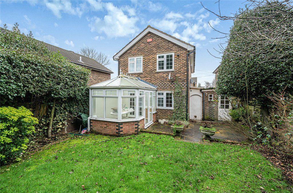 3 bed linkdetached house for sale in Alderton Rise, Loughton, Essex
