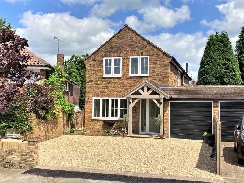 4 bed linkdetached house to rent in West Hill Close, Brookwood, Woking
