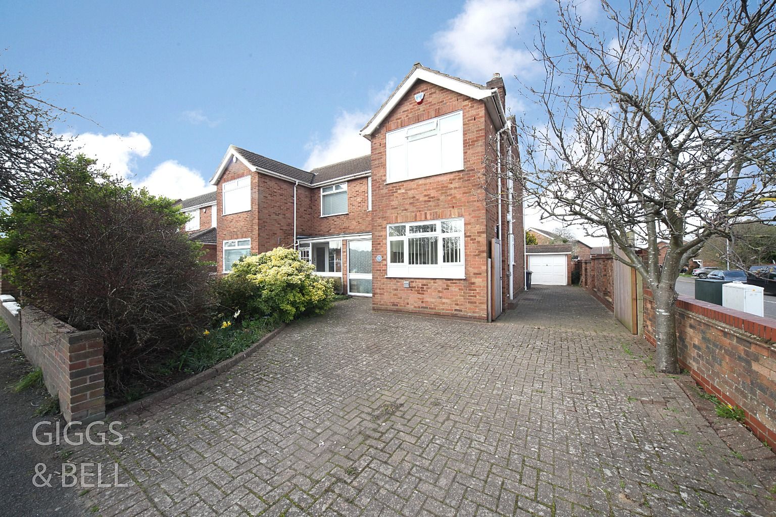 3 bed semidetached house for sale in Stoneygate Road, Luton