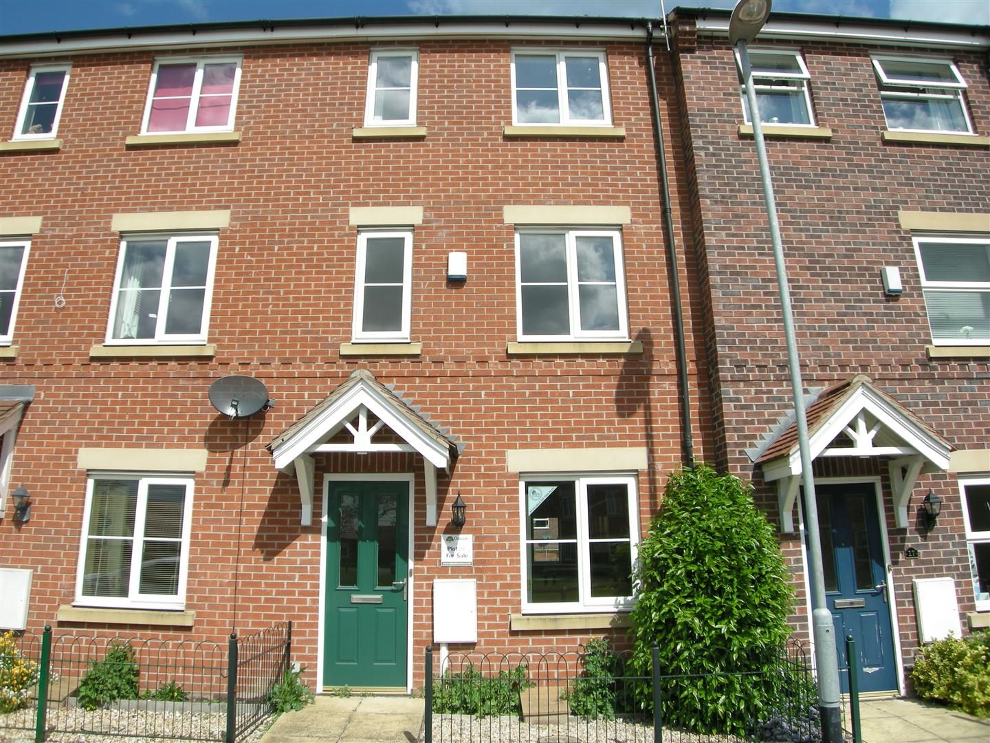 3 bed terraced house to rent in Bramley Way, Misterton, Doncaster DN10