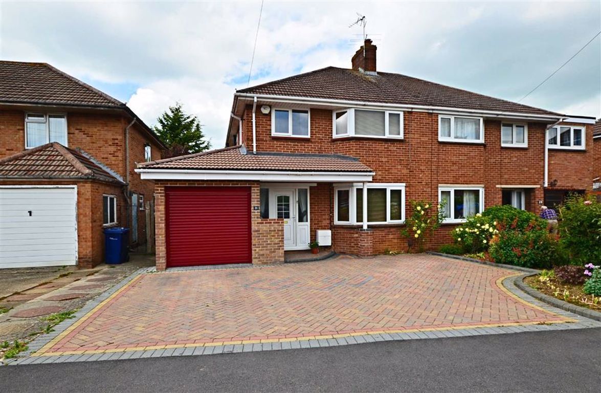 3 bed semidetached house to rent in Morley Avenue, Churchdown