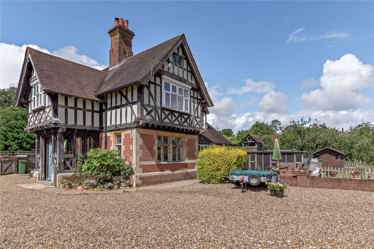 3 bed detached house for sale in Newbury Road, Kingsclere, Newbury