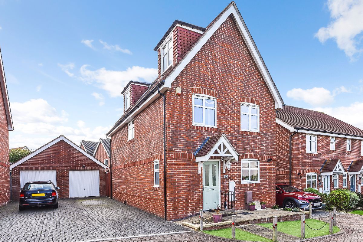 5 bed detached house for sale in Lowton Gardens, Clanfield