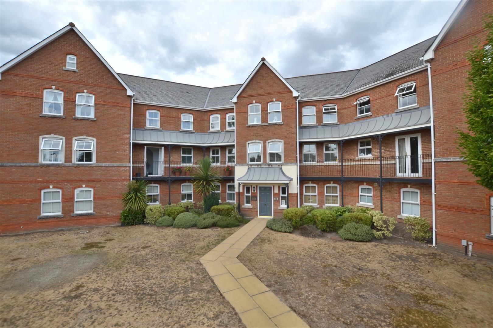 2 bed property for sale in Kensington Court, Turners Avenue, Fleet GU51