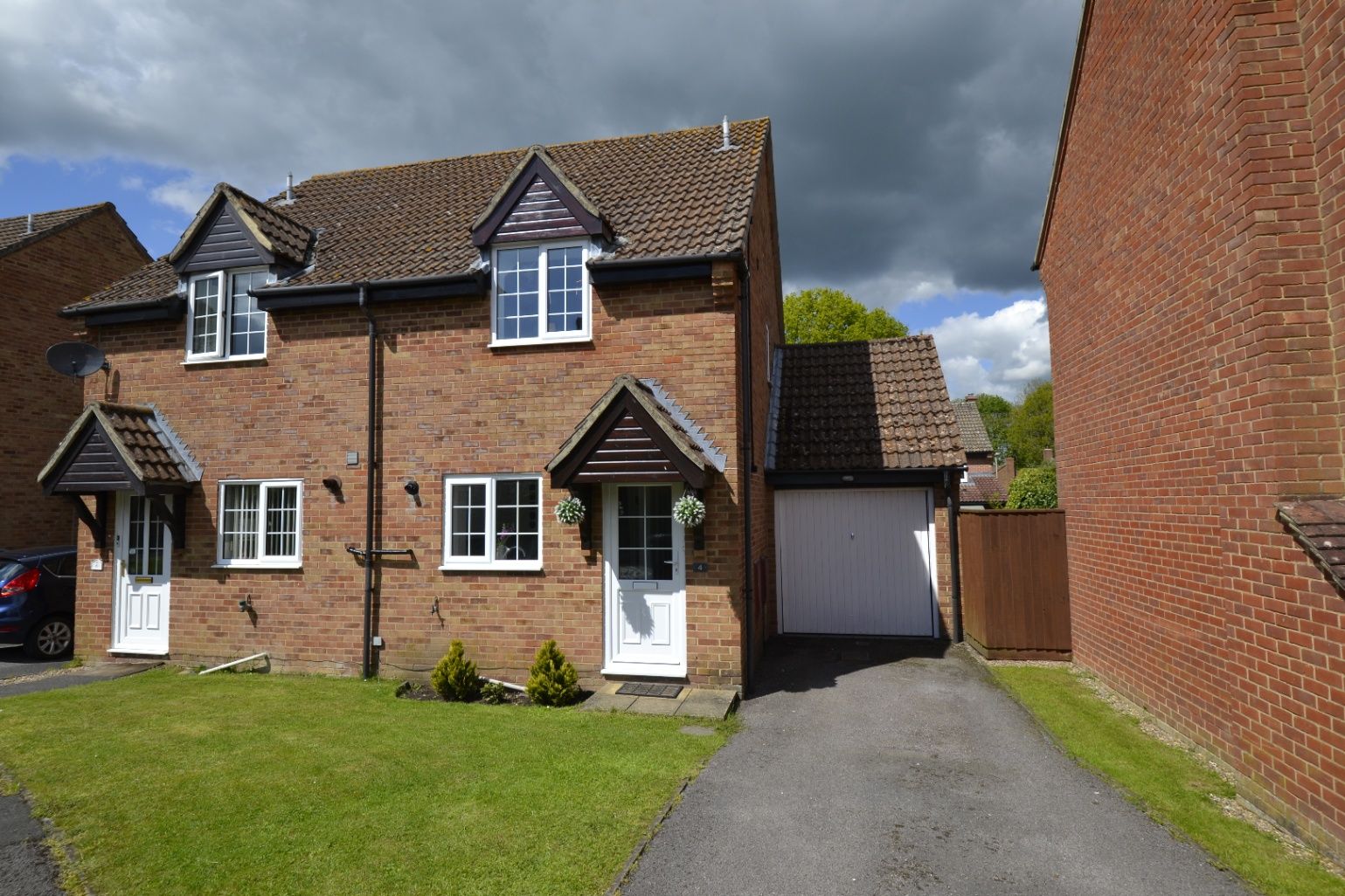 2 bed semidetached house to rent in Keeps Mead, Kingsclere, Newbury
