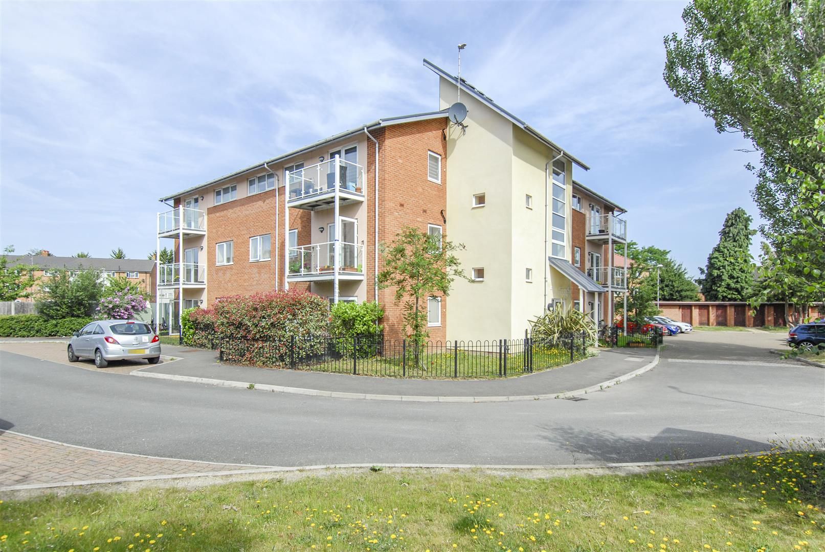 2 bed flat for sale in Dedworth Road, Windsor SL4 Zoopla
