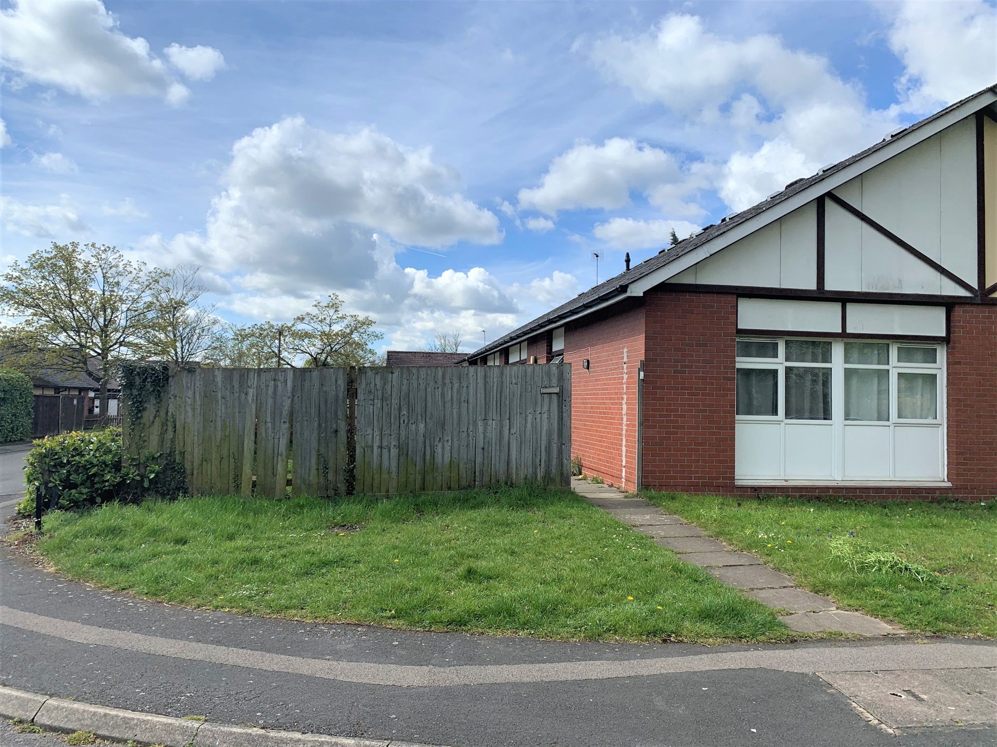 4 bed semidetached bungalow for sale in Medale Road, Beanhill, Milton