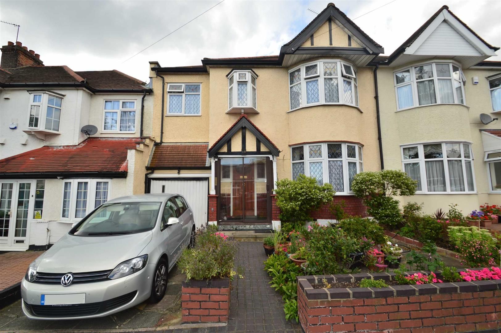 5 bed property for sale in Avondale Crescent, Ilford IG4 Zoopla