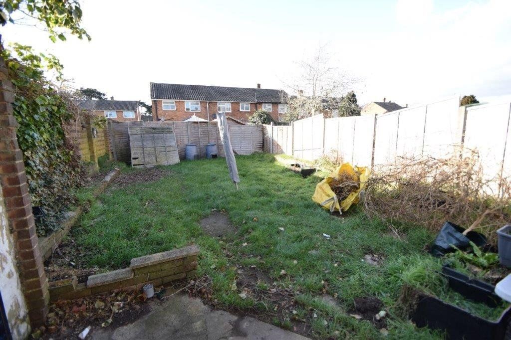 3 bed end terrace house for sale in Long Furlong Drive, Slough