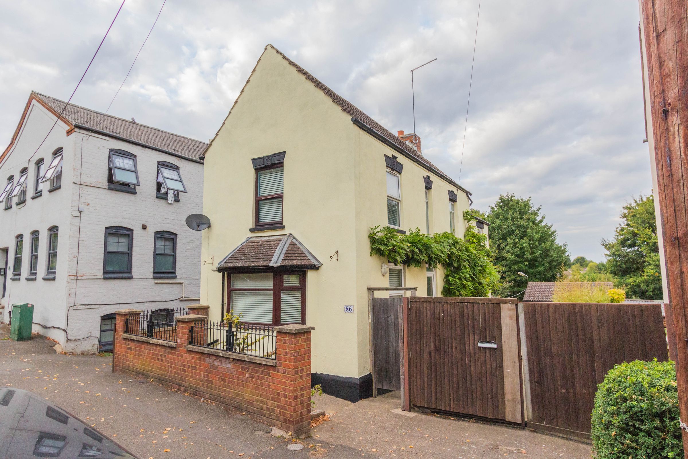 3 bed detached house for sale in Finedon Road, Irthlingborough