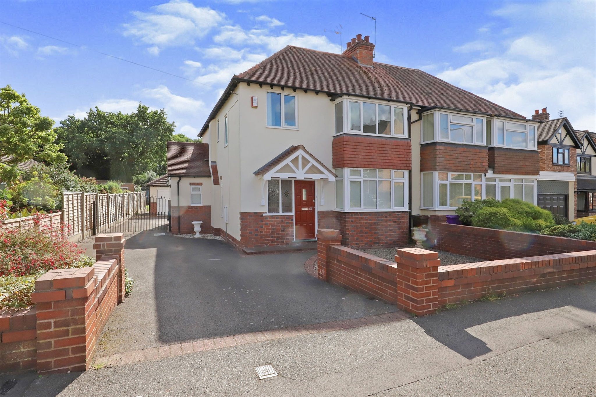 4 bed semidetached house for sale in Castlecroft Road, Finchfield