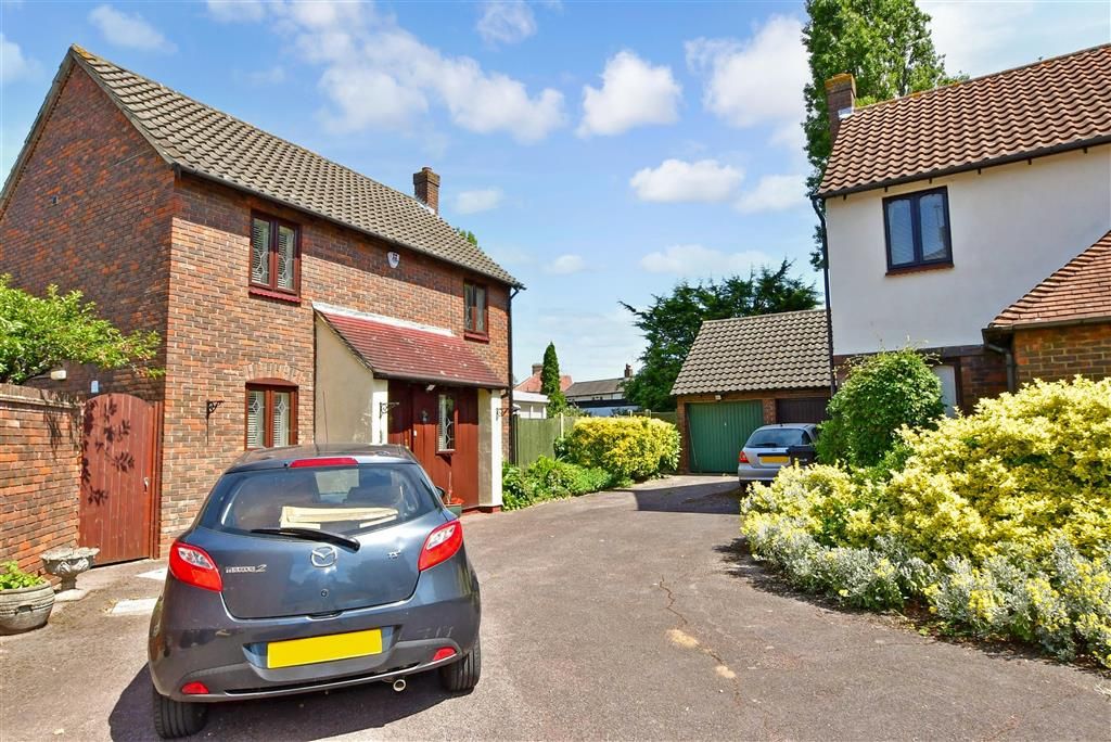 3 bed detached house for sale in Peel Place, Clayhall, Ilford, Essex