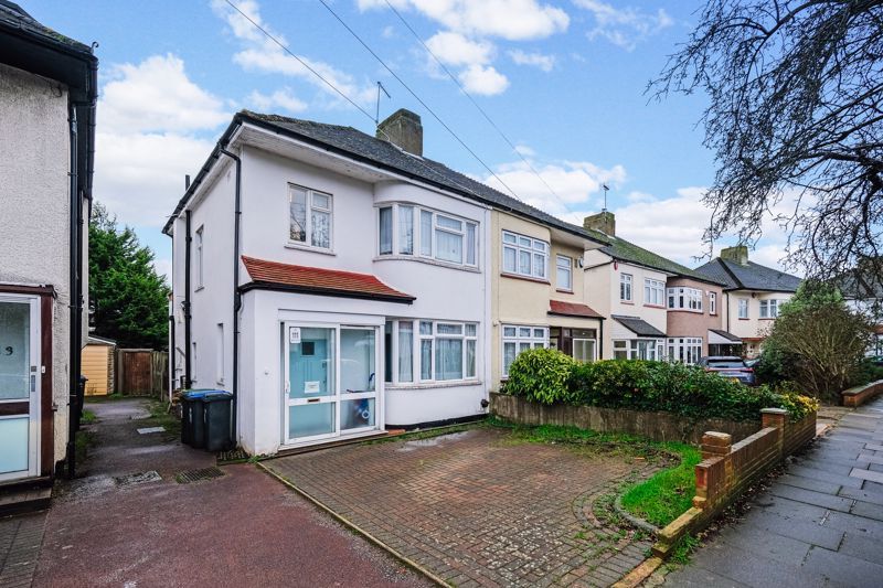 3 bed terraced house for sale in Apple Grove, Enfield EN1 Zoopla