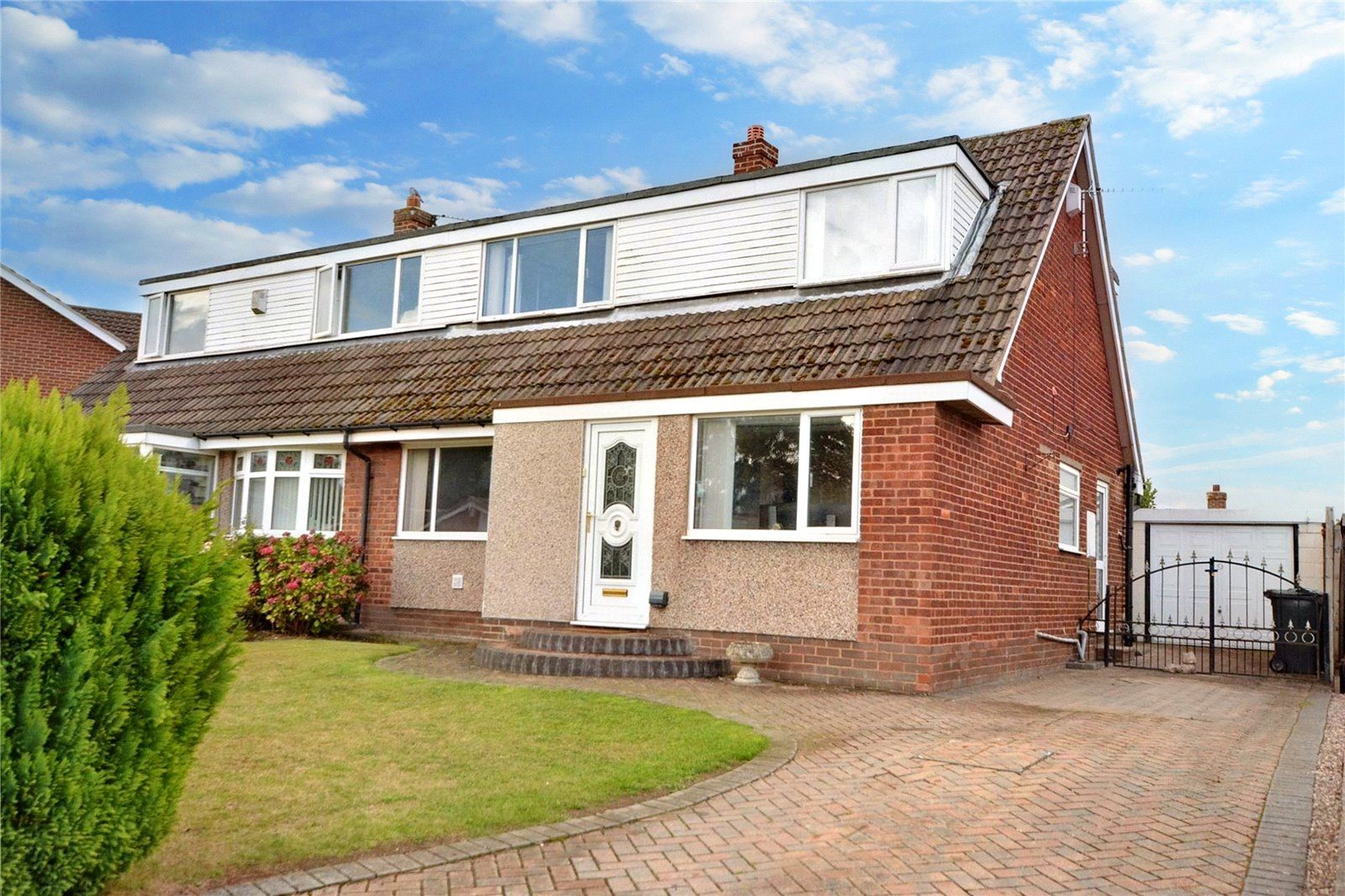 3 bed semidetached house for sale in Cotswold Drive, Garforth, Leeds