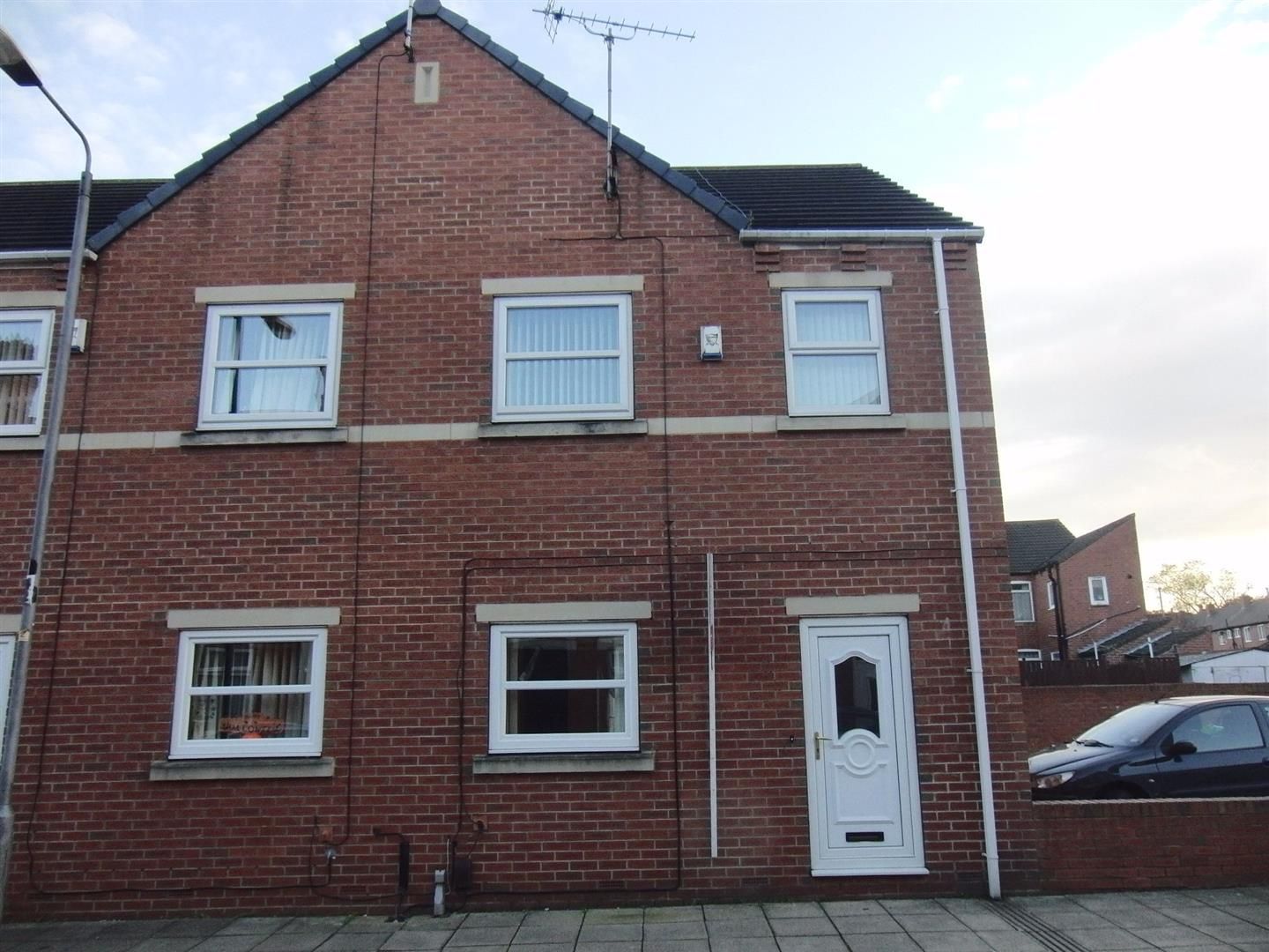 3 bed town house to rent in Hugh Street, Castleford WF10 Zoopla