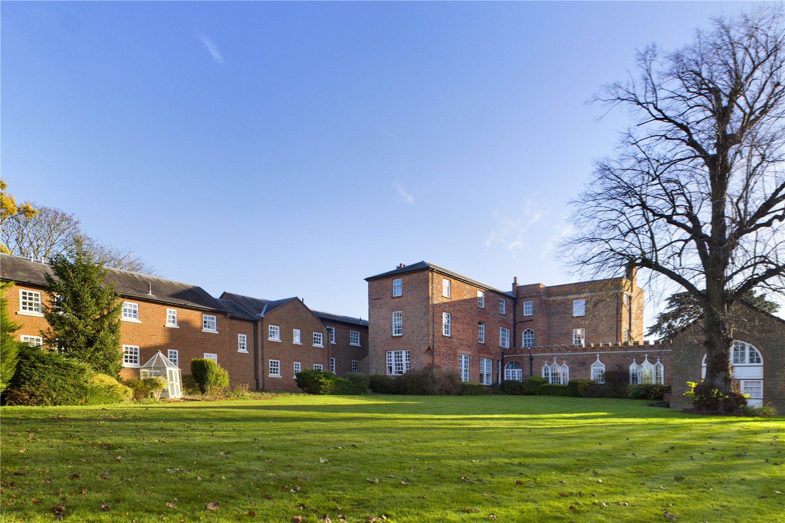 2 bed flat for sale in High Street, Broom, Biggleswade, Bedfordshire