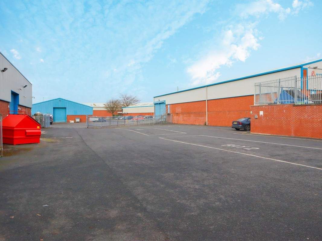 Light industrial to let in Building 8, Multipark Kingswinford