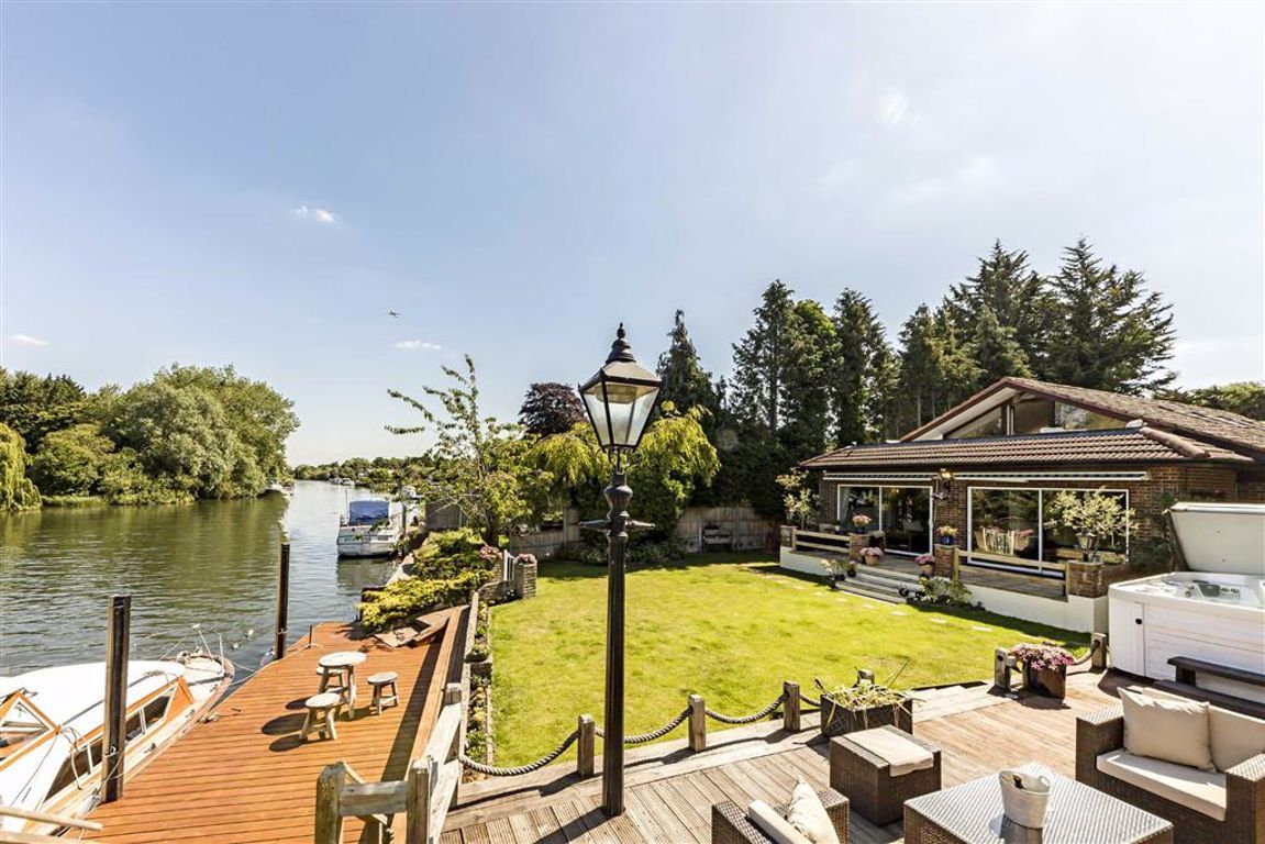 5 bed property for sale in Old Ferry Drive, Wraysbury, Staines TW19