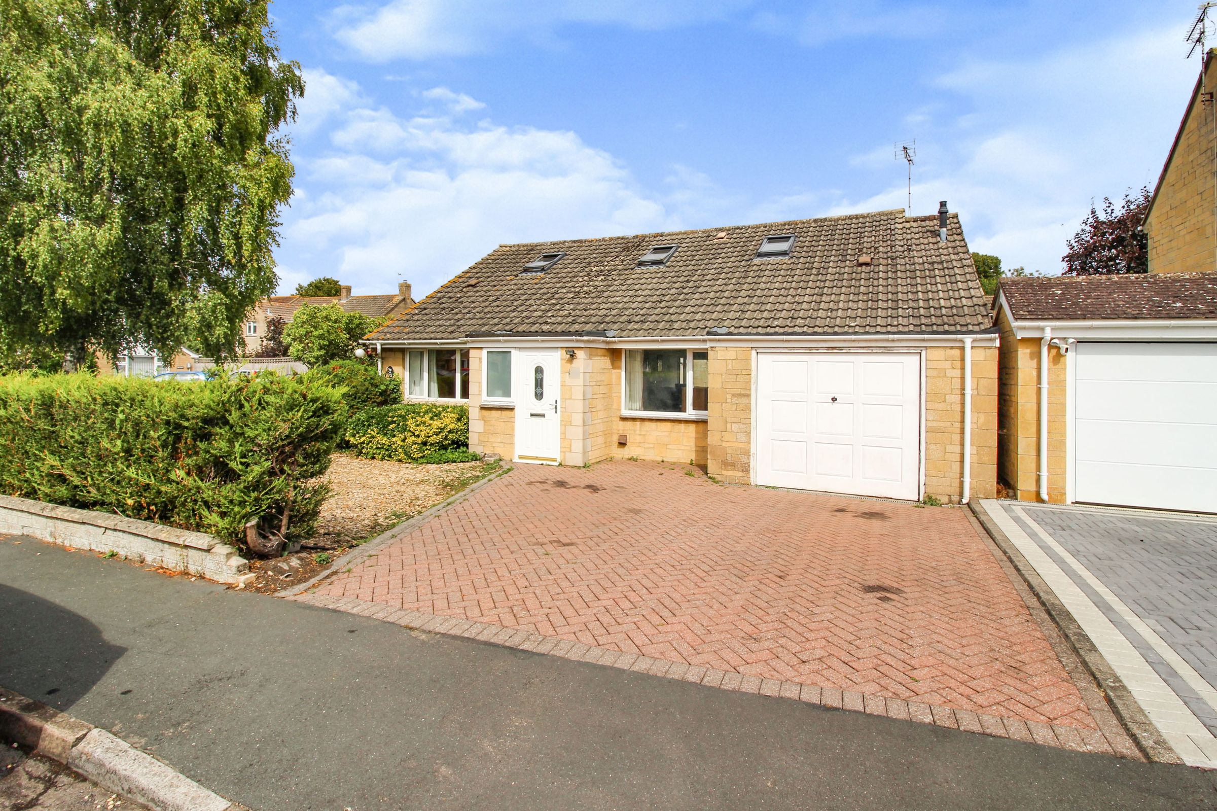 5 bed detached bungalow to rent in Sutton Park, Blunsdon, Swindon SN26