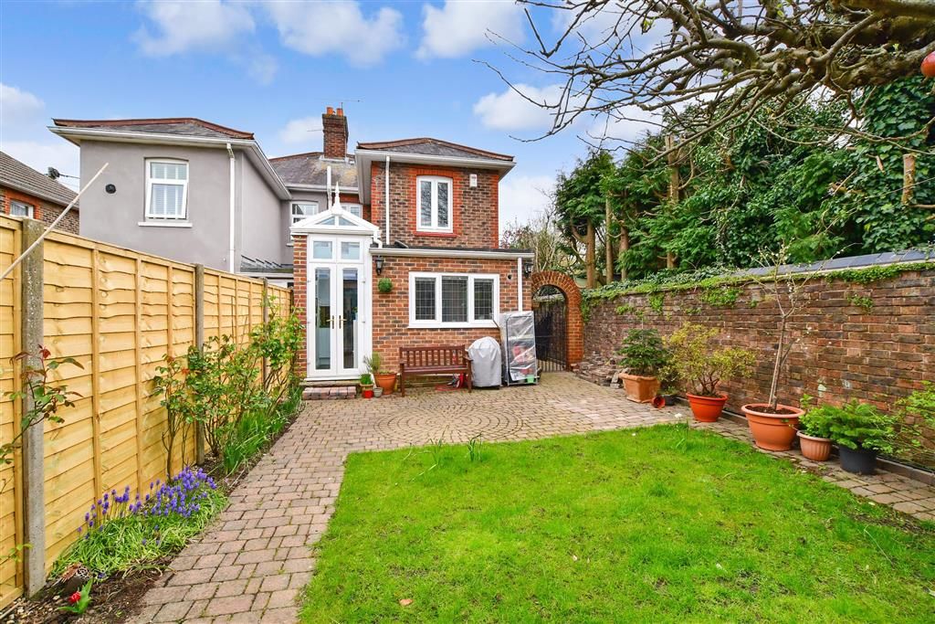 3 bed semidetached house for sale in Malthouse Road, Crawley, West