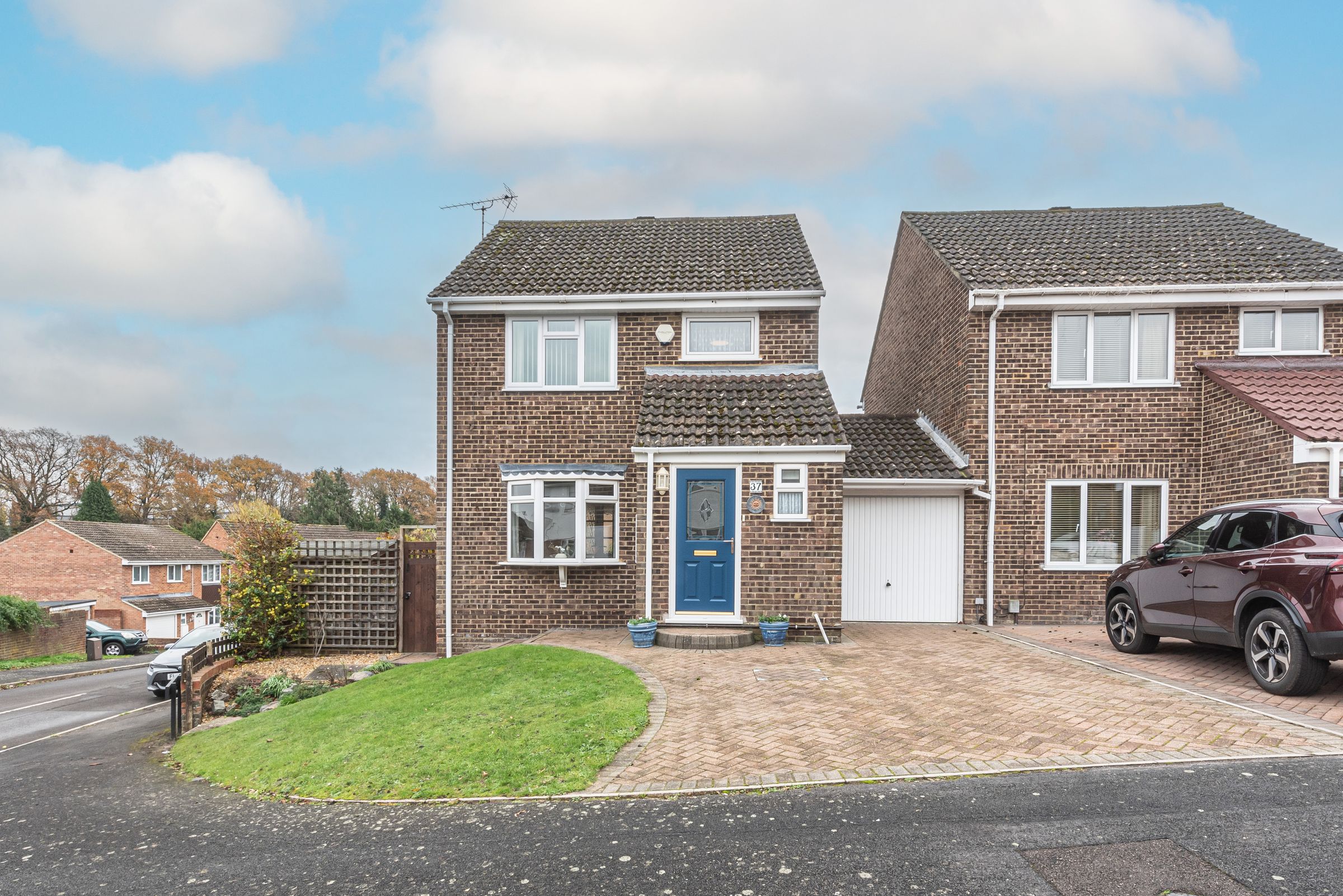 3 bed linkdetached house for sale in Wordsworth Avenue, Yateley