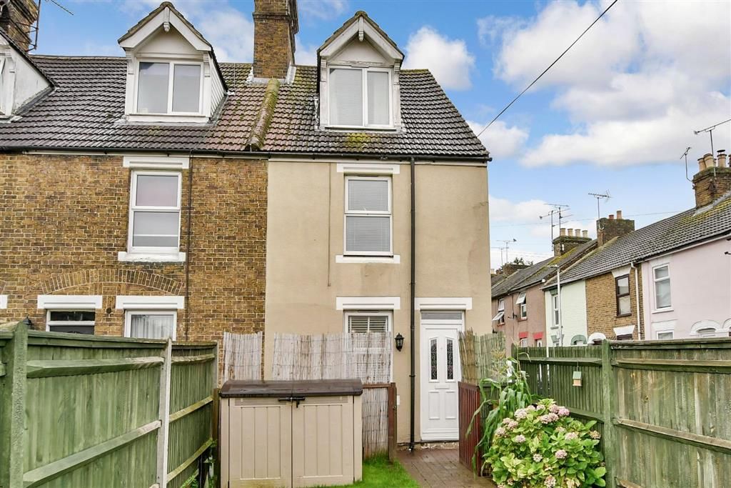 3 bed end terrace house for sale in Ivy Street, Rainham, Gillingham