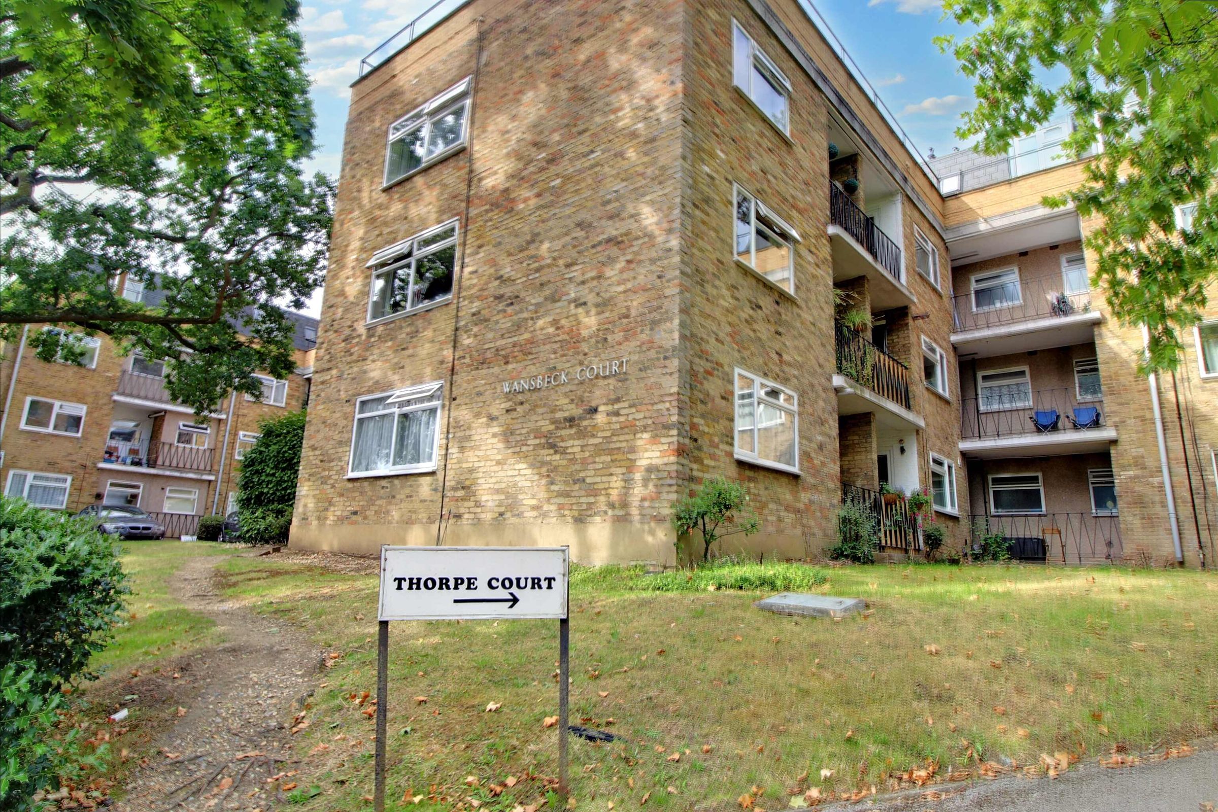 1 bed flat to rent in Thorpe Court, Waverley Road, Enfield, Middx EN2