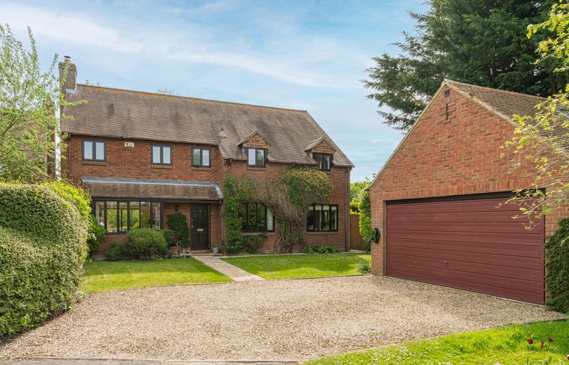 4 bed detached house for sale in Parsonage Close, Charlton, Wantage
