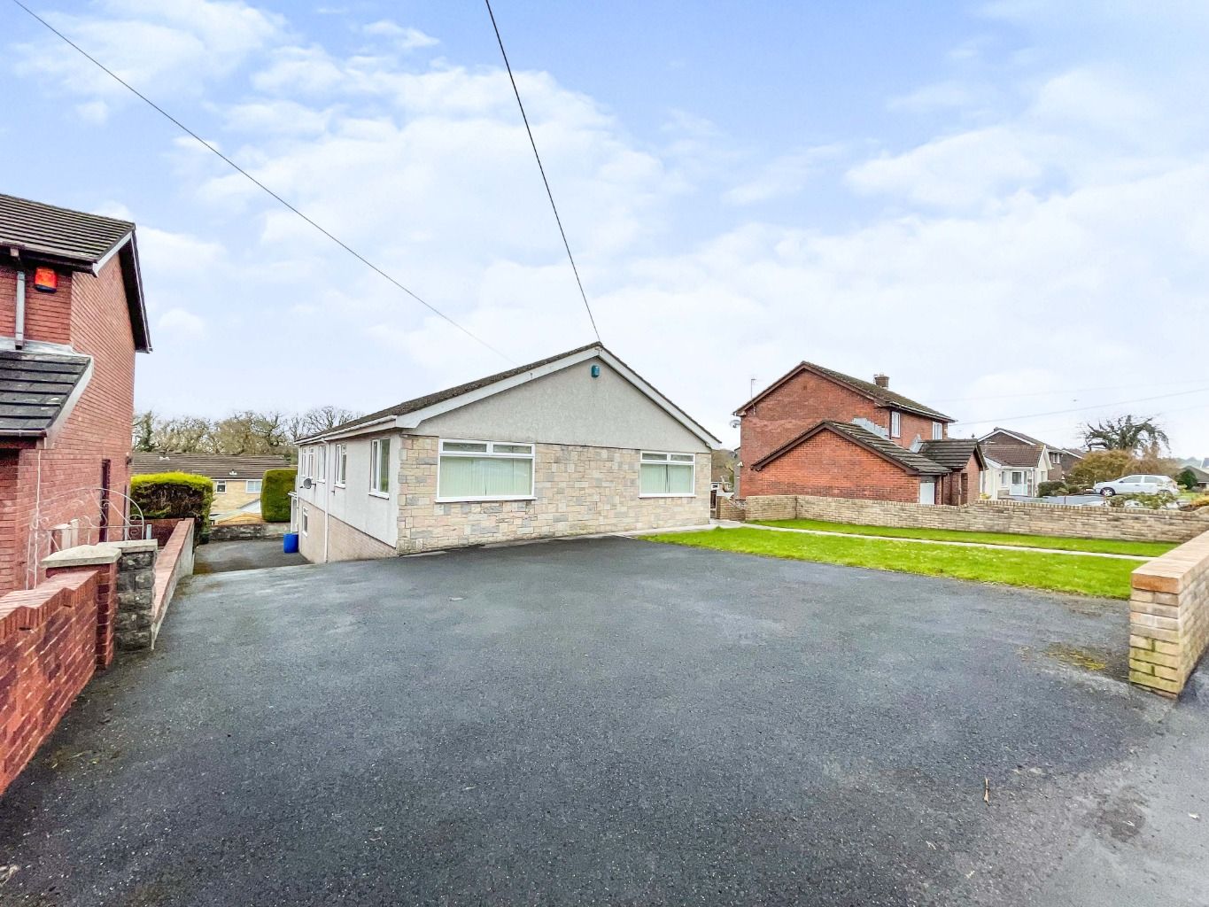 4 bed detached bungalow for sale in Pentre Road, Pontarddulais, Swansea