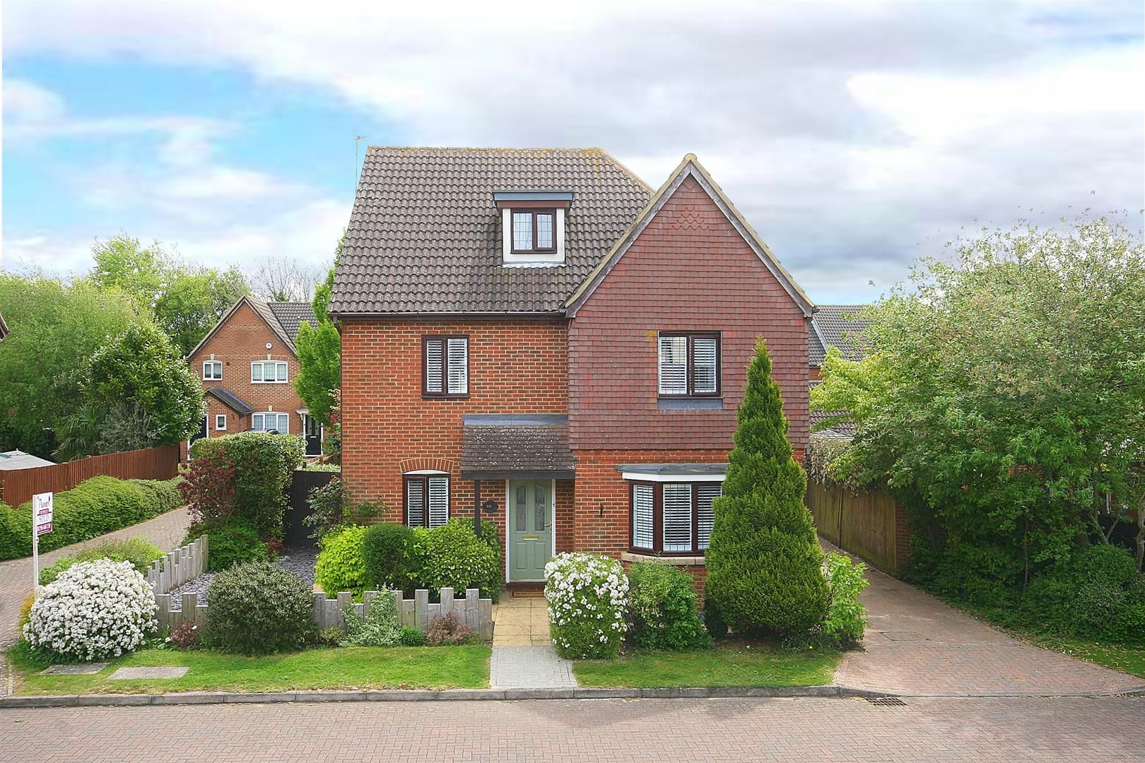 5 bed detached house for sale in Badgers Gate, Dunstable, Bedfordshire